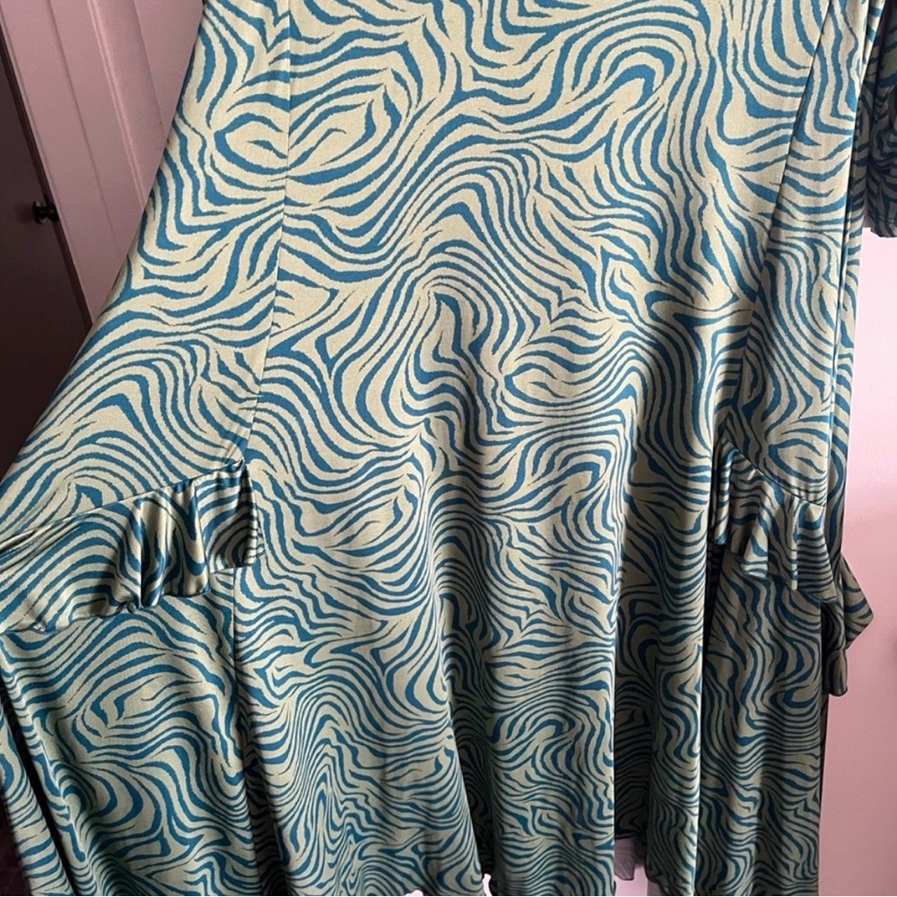 Zadie B’S Green Abstract Swirl Maxi Dress with 3/4 Sleeves - Picture 4 of 5